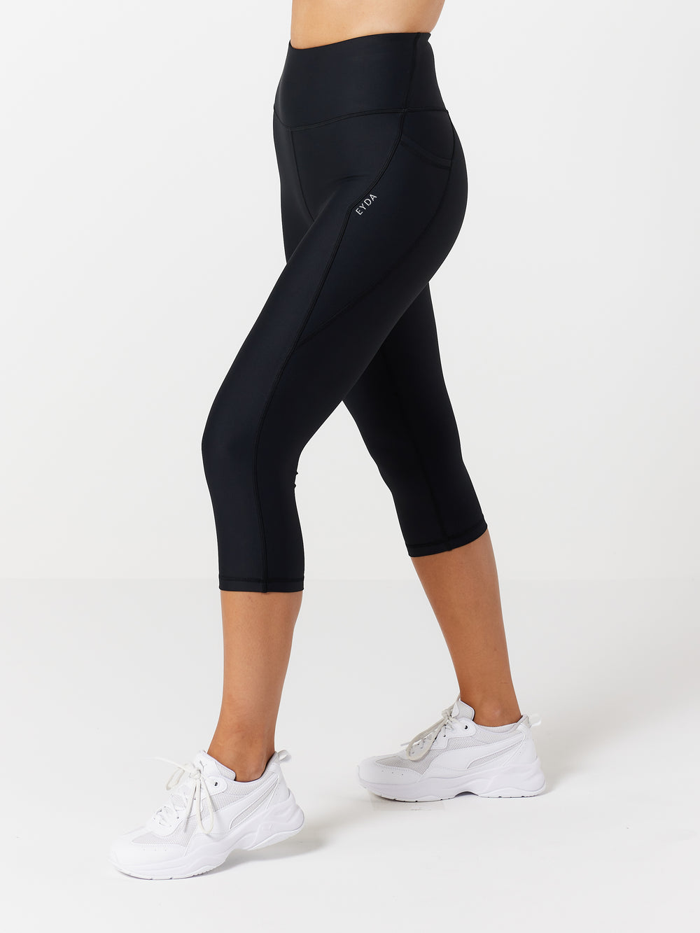 kvinde med 3/4 tights i sort