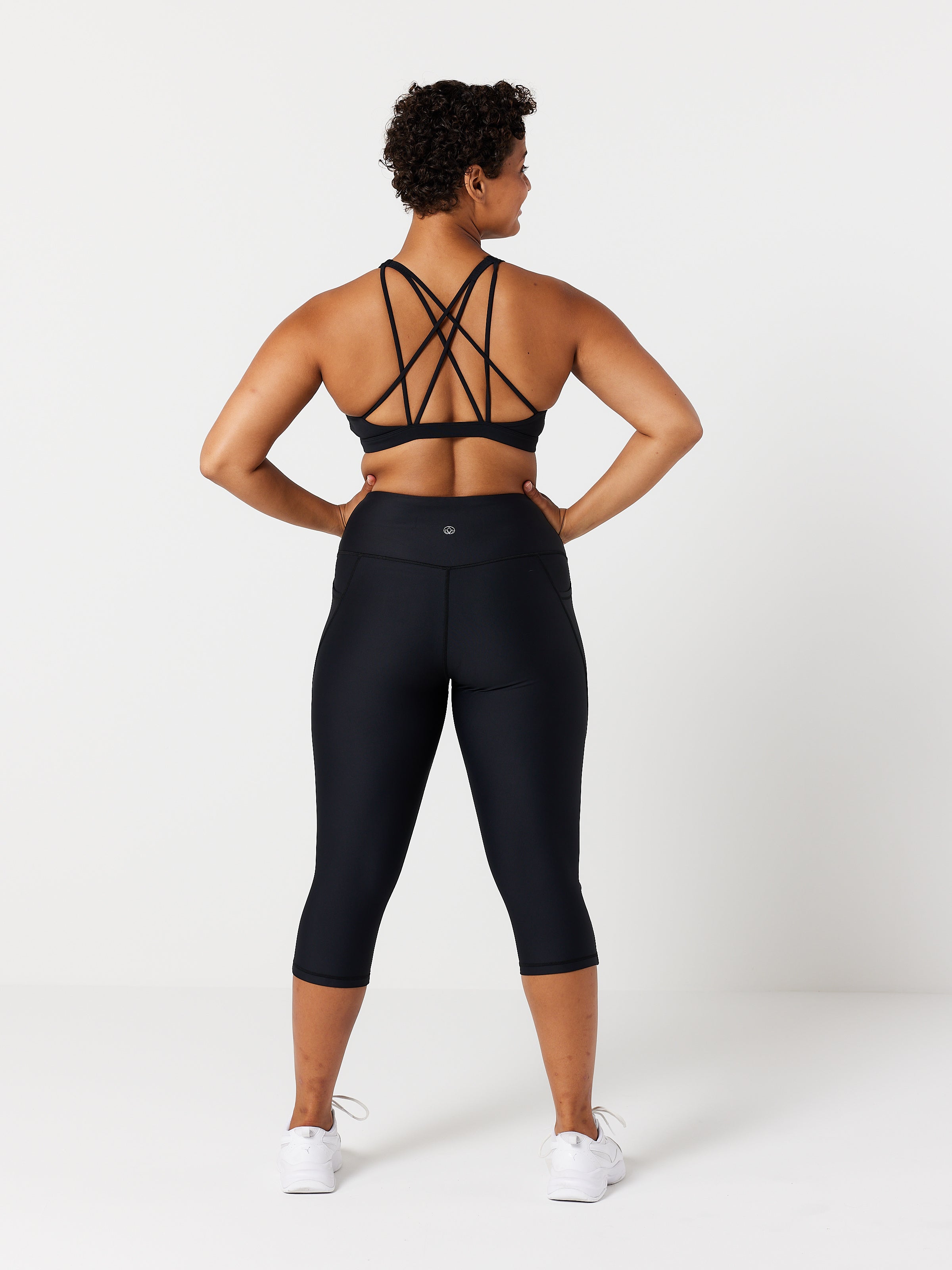 kvinde bagfra med 3/4 tights og sports bh