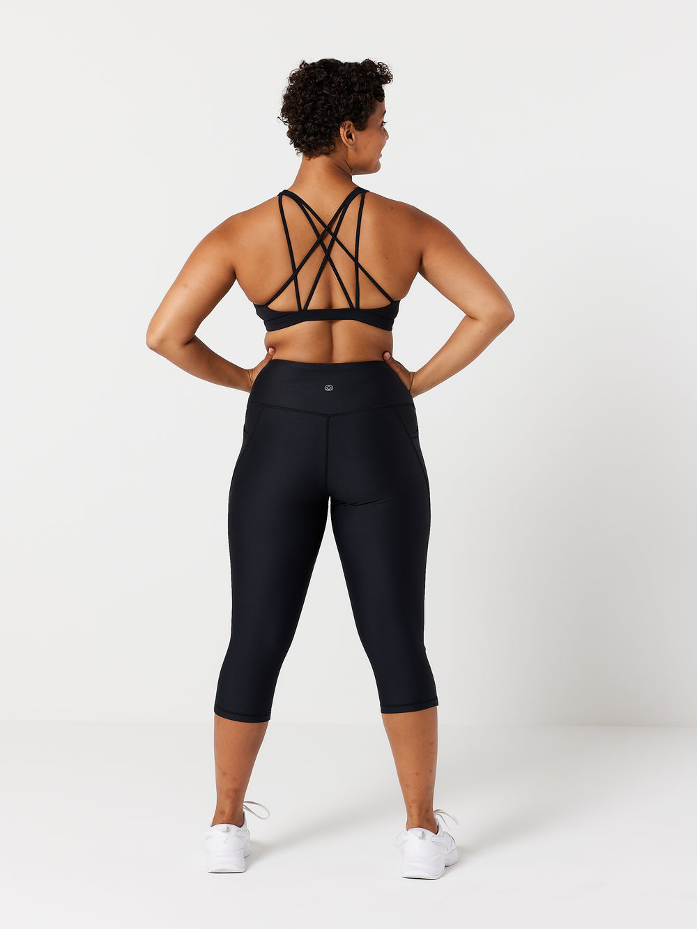 kvinde bagfra med 3/4 tights og sports bh