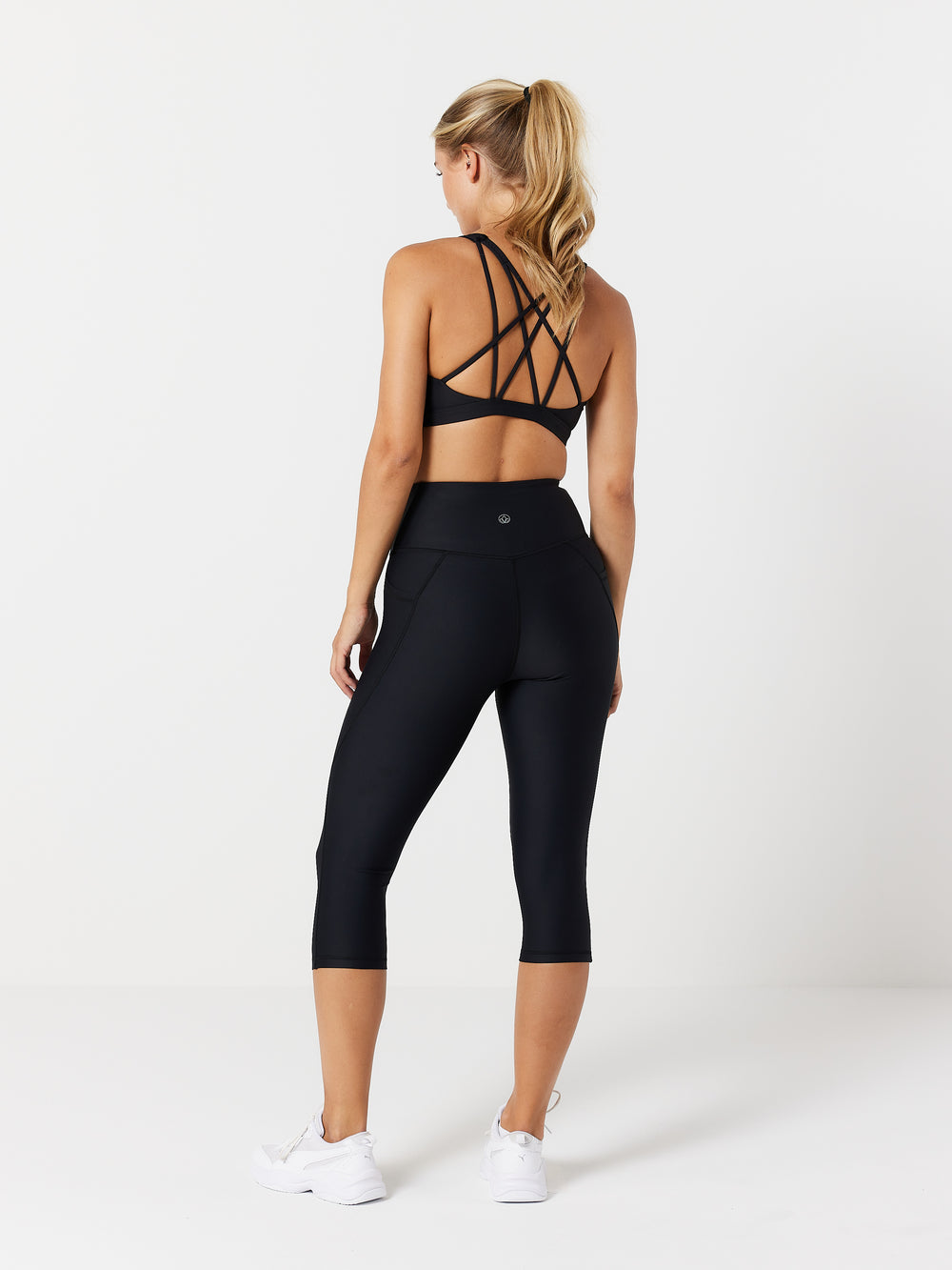 kvinde bagfra med 3/4 tights og sports bh