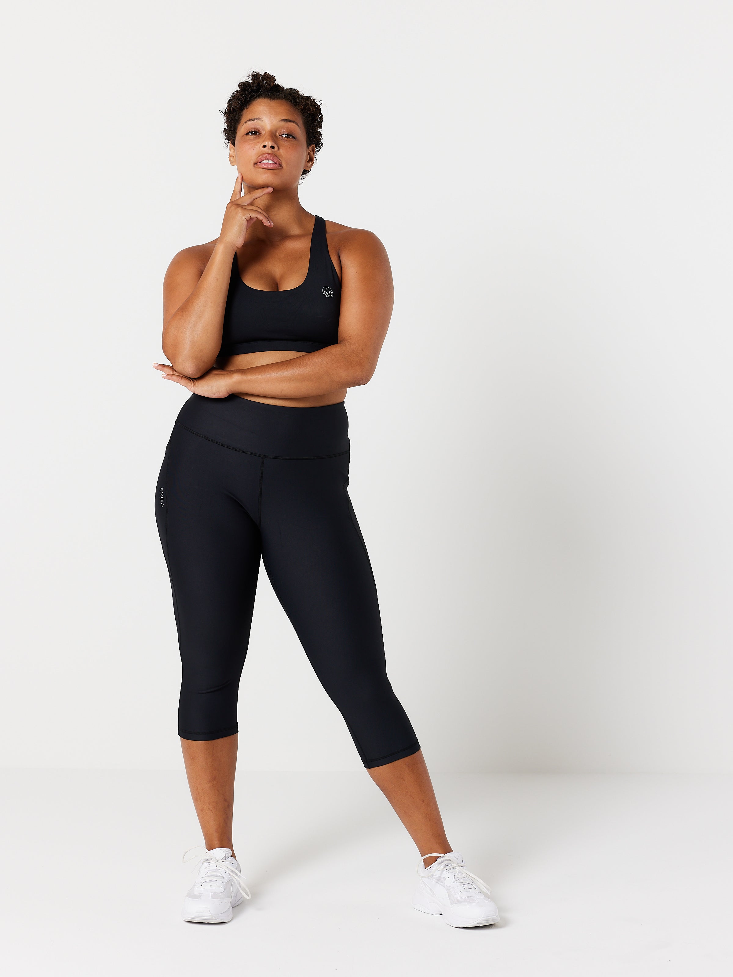 kvinde med 3/4 tights i sort