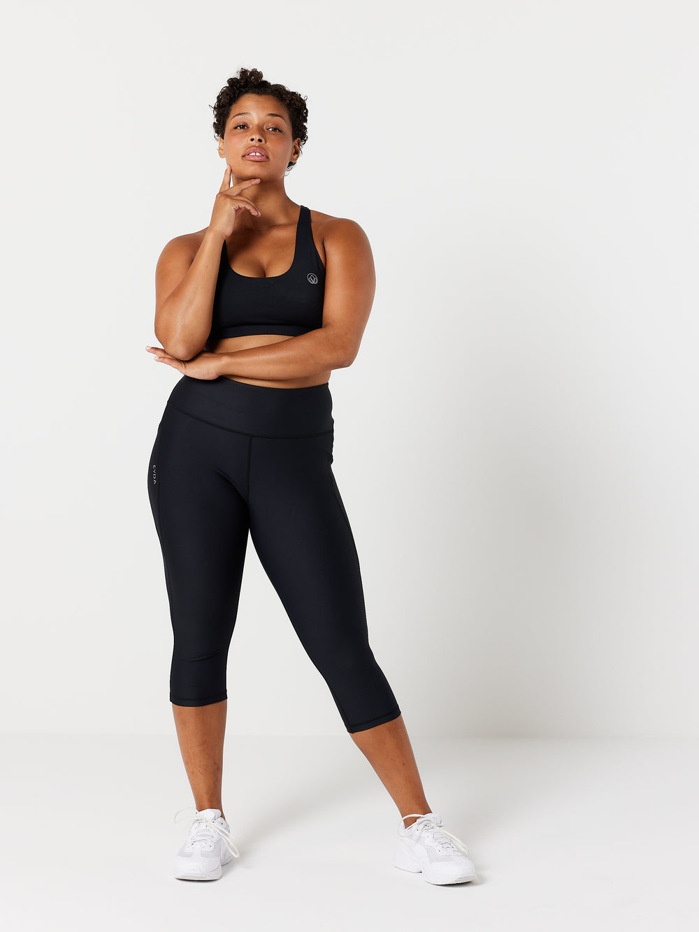 kvinde med 3/4 tights i sort