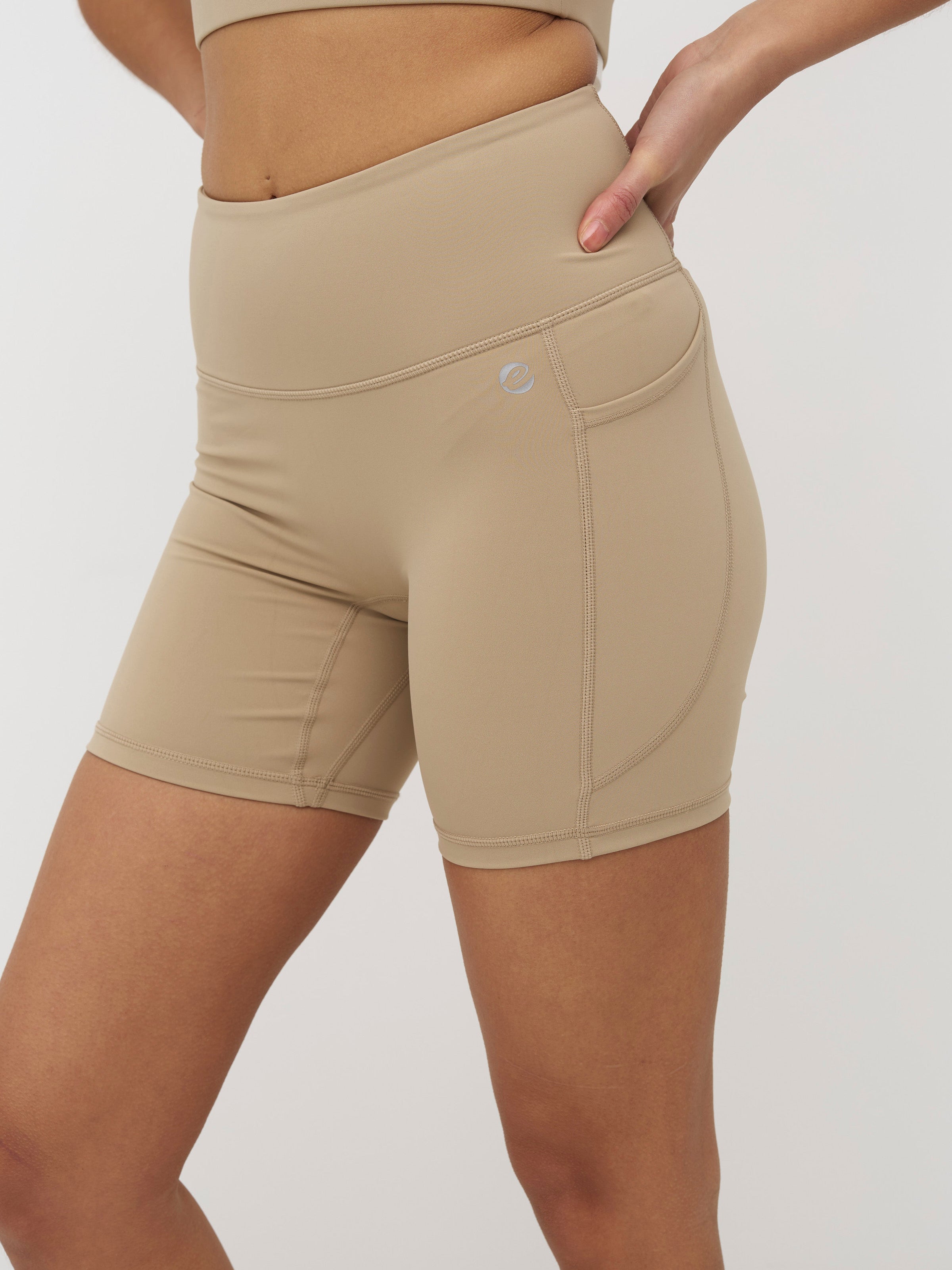 Ellie Ultralight Pocket Shorts 6"