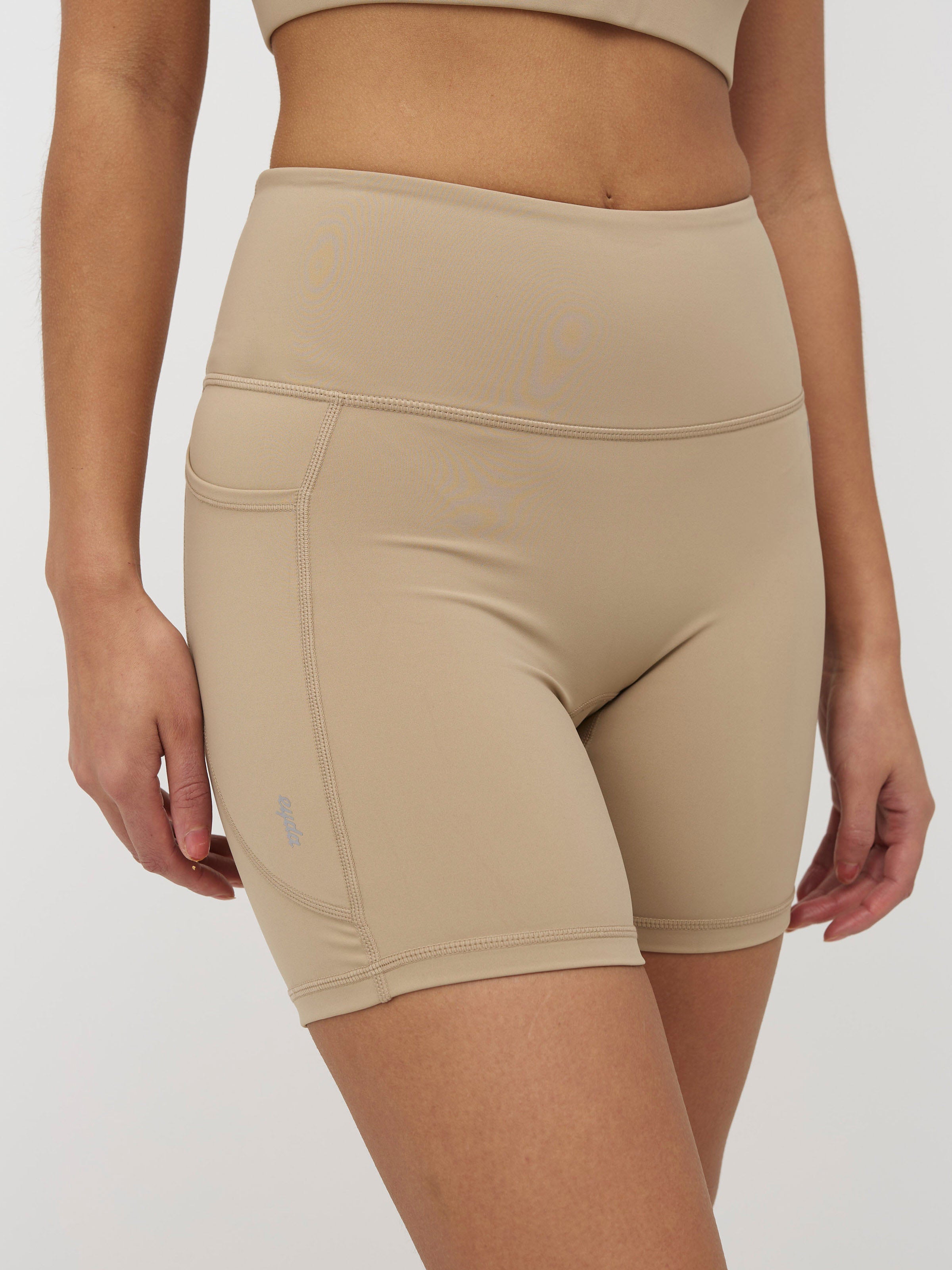 Ellie Ultralight Pocket Shorts 6"