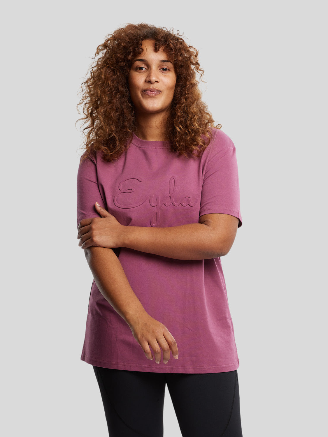 kvinde med oversized t-shirt i farven maroon