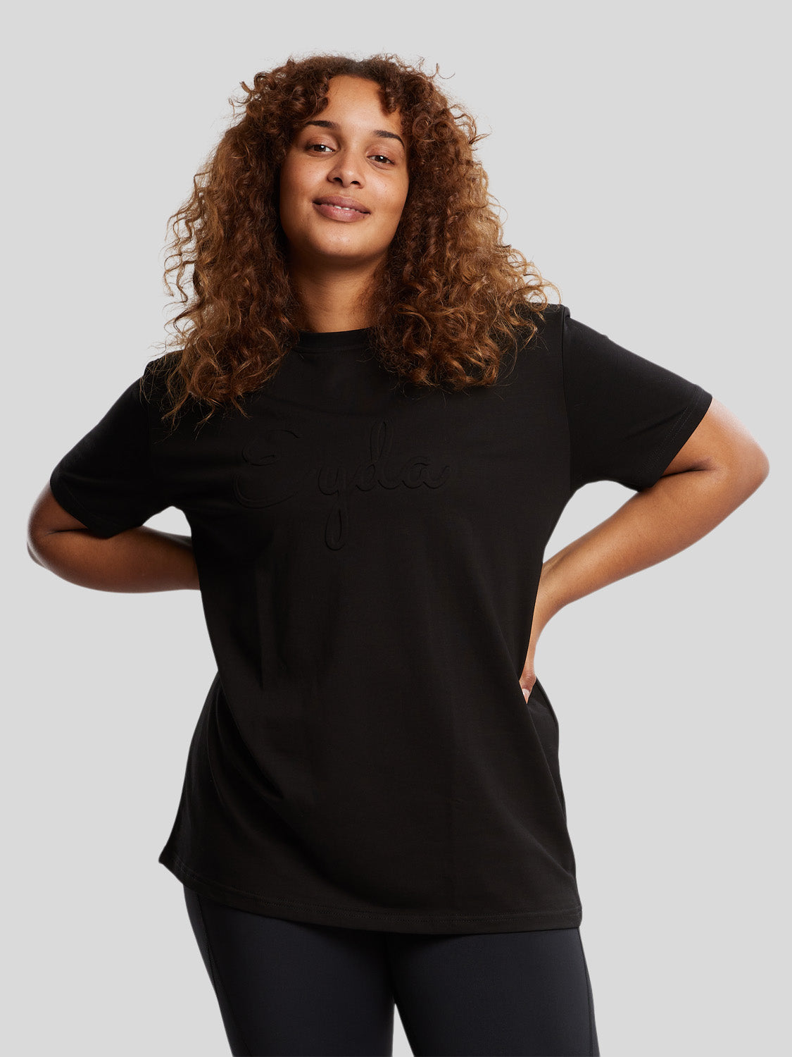 kvinde forfra med sort oversized t-shirt