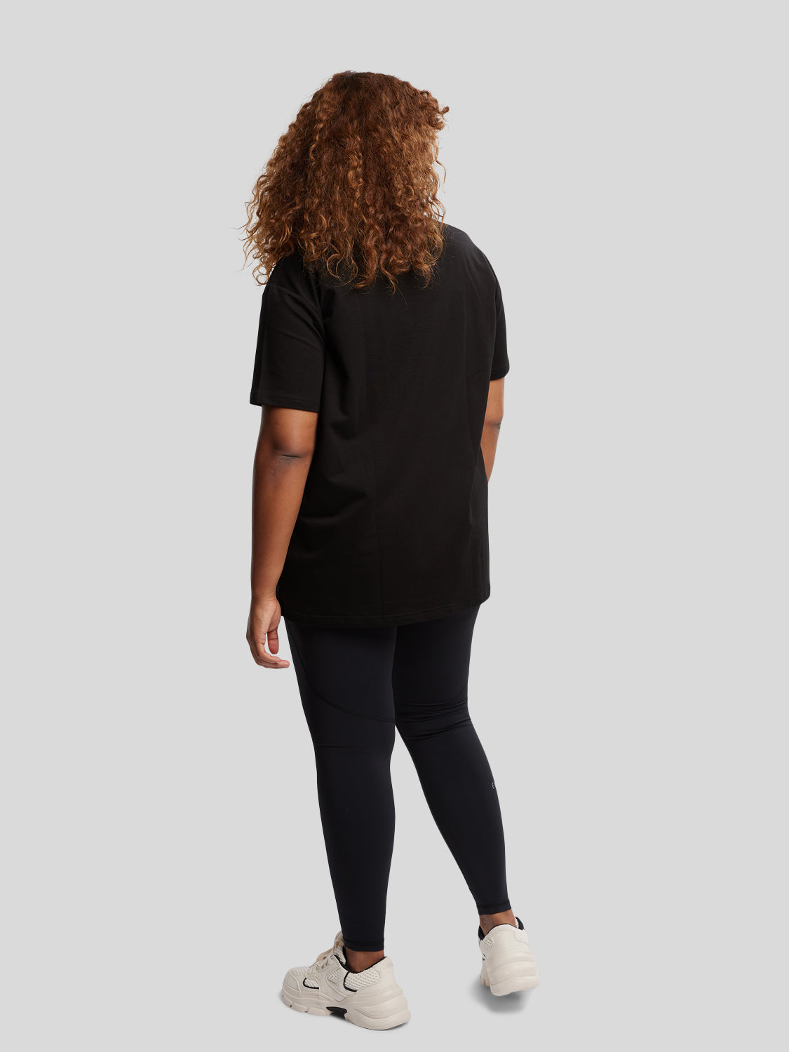 kvinde bagfra med sort oversized t-shirt