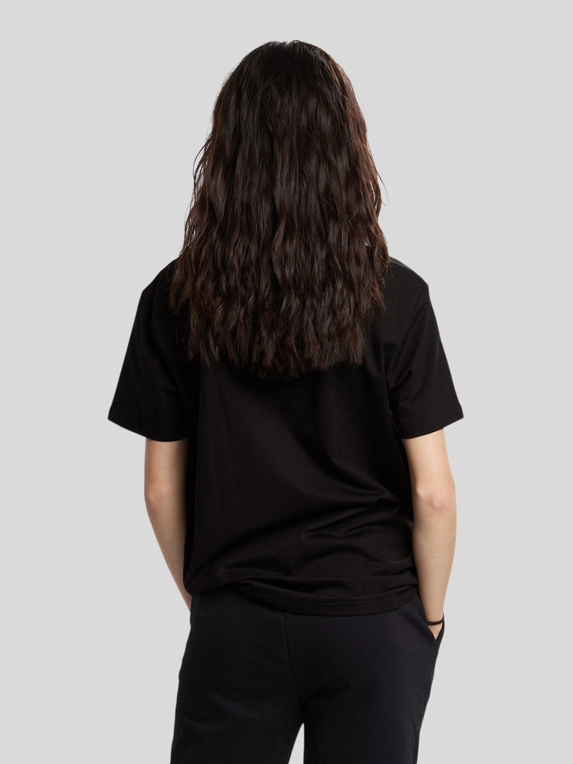 kvinde bagfra med oversized t-shirt i sort