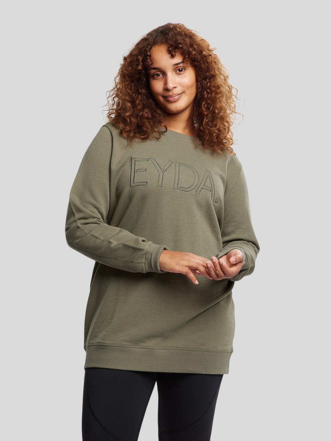 kvinde med lang sweatshirt i grøn i størrelse xl