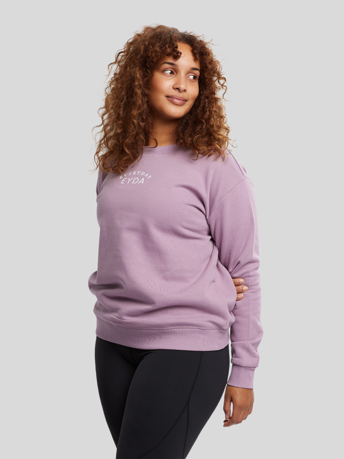 kvinde i sweatshirt i farven dusty purple