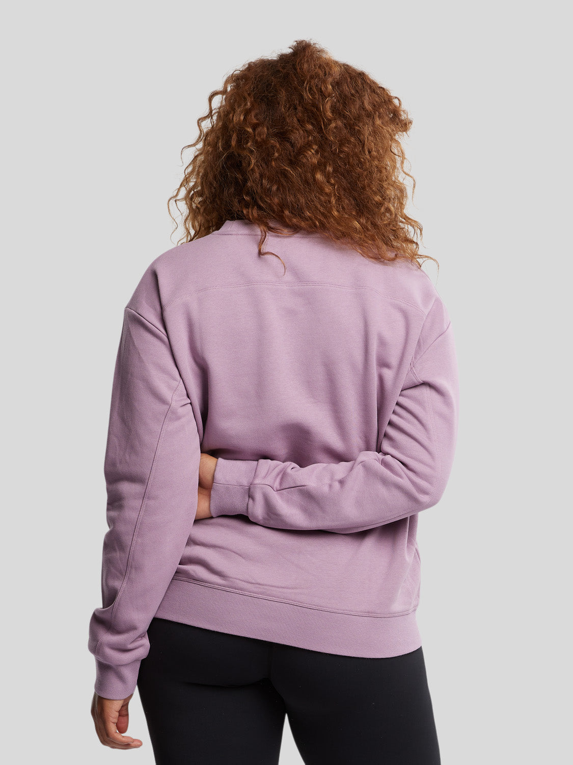 kvinde bagfra med sweatshirt i farven dusty purple