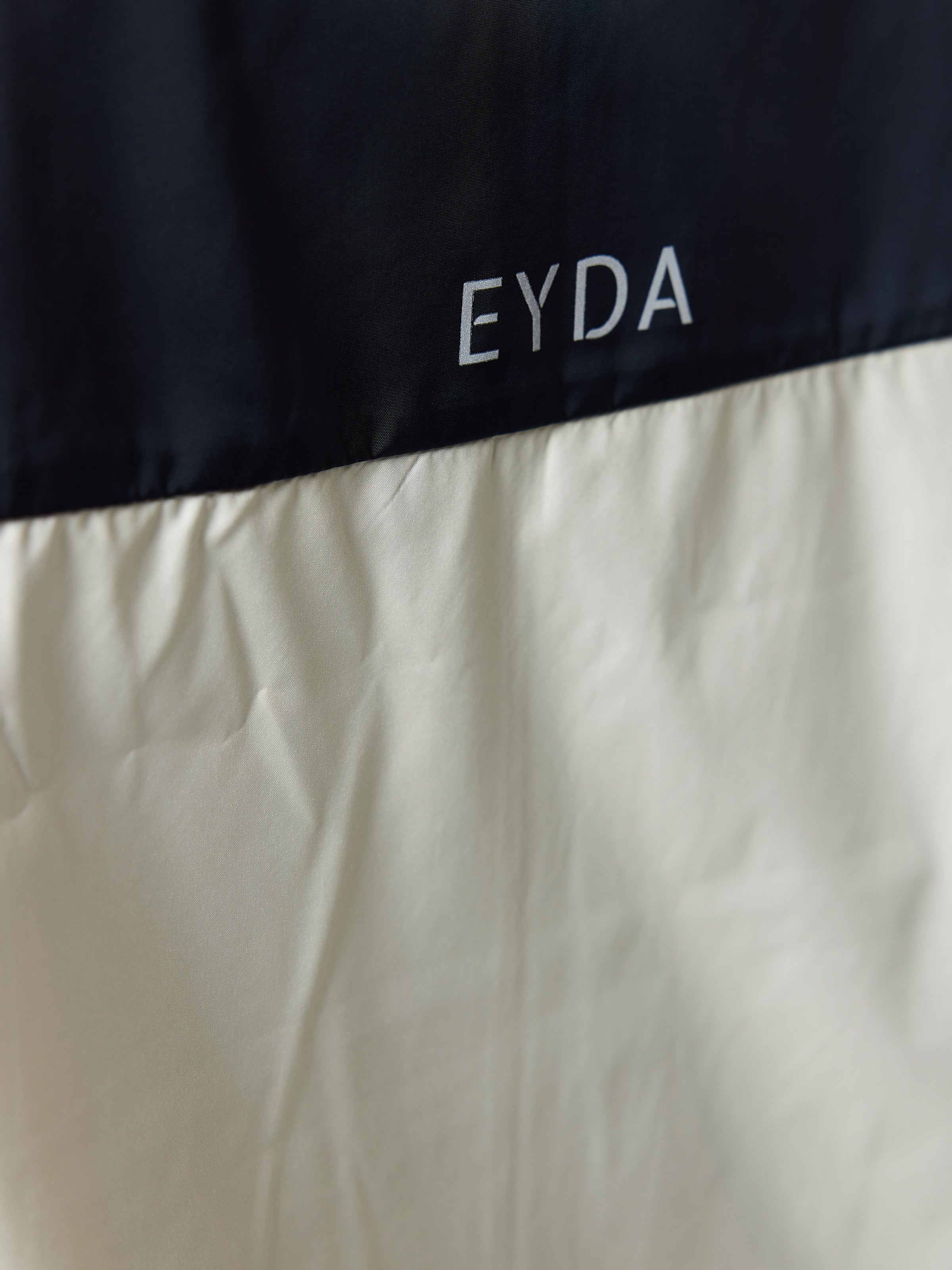 træningsjakke i oat bagfra med EYDA logo