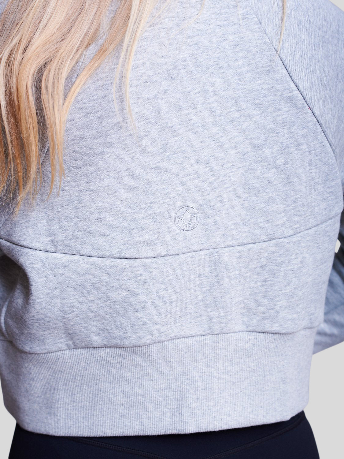 grå sweatshirt med eyda logo bagpå