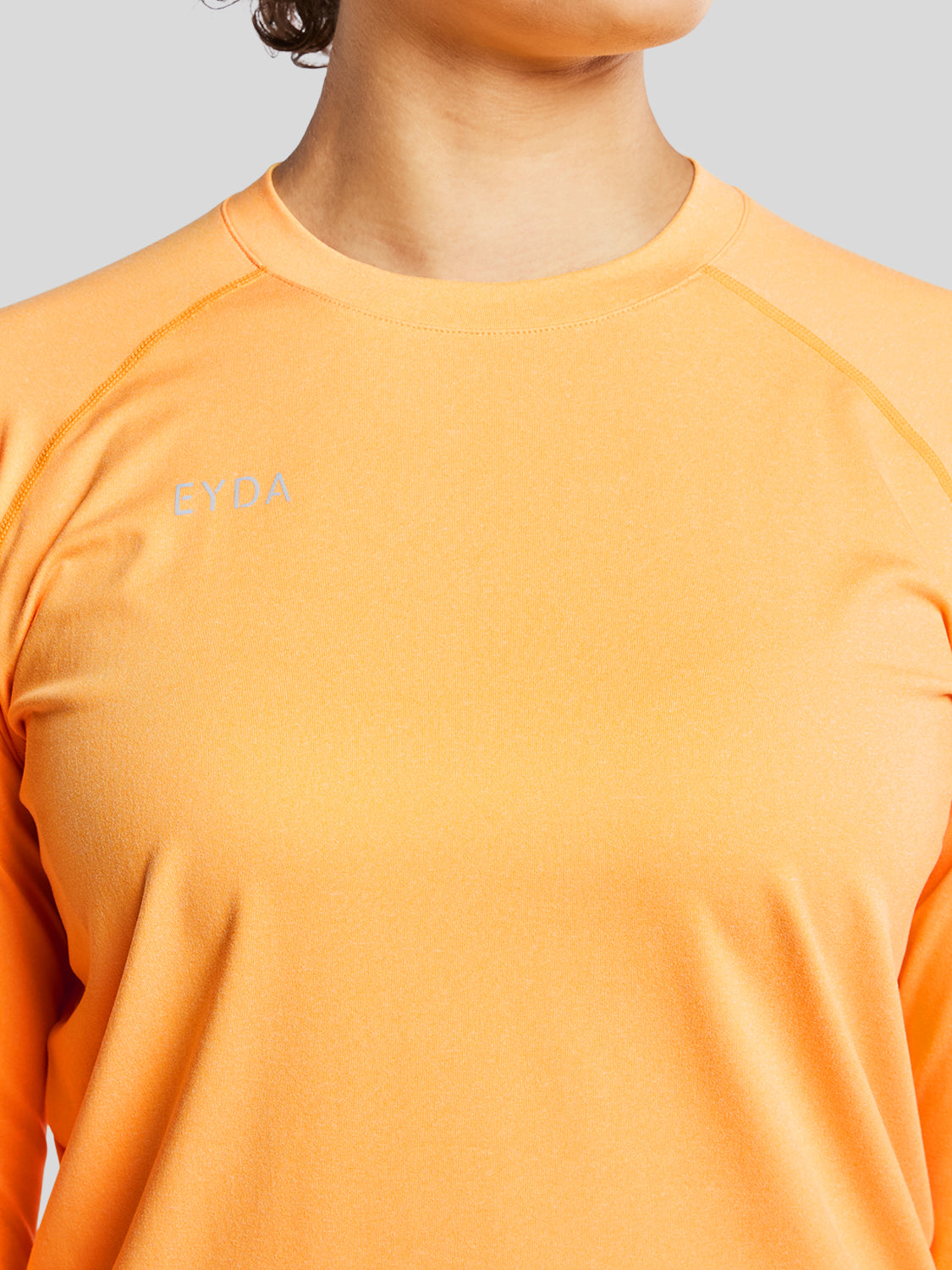 træningstrøje i farven apricot med EYDA logo foran