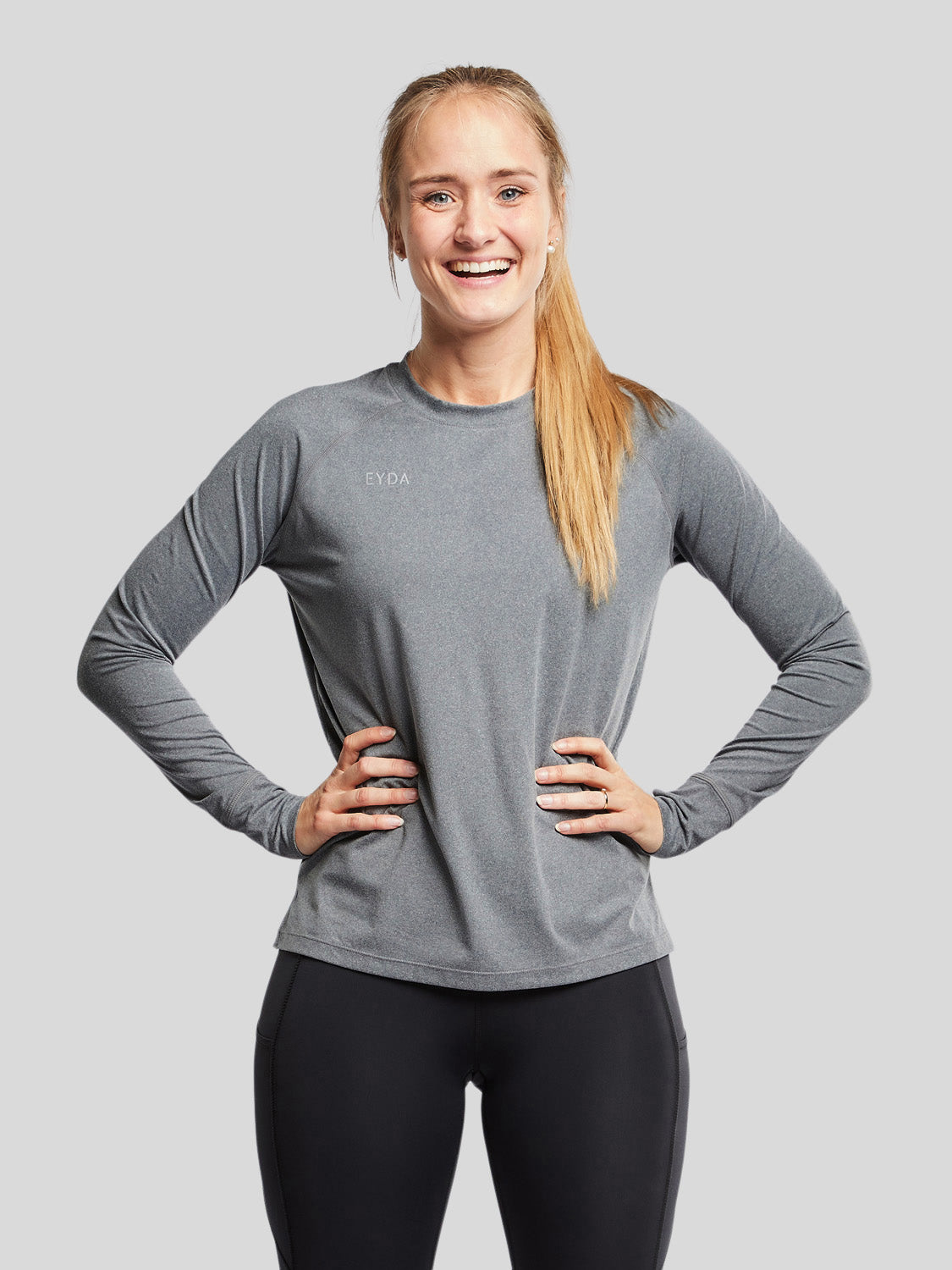 kvinde forfra med træningstrøje i farven dark grey 