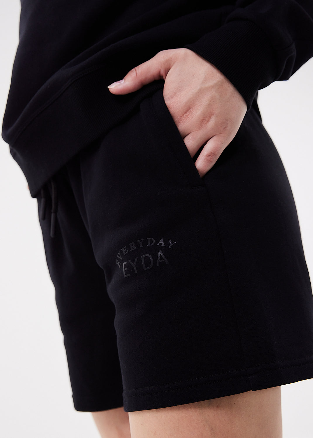 sorte sweatshorts med EYDA logo foran