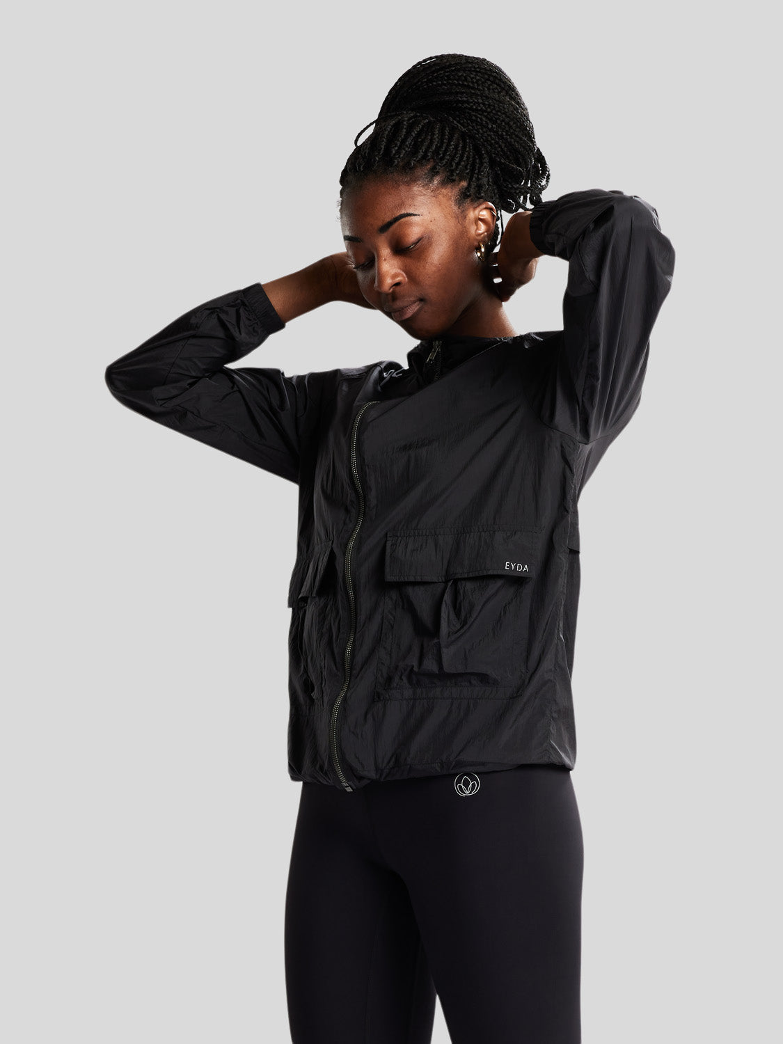 kvinde med sort træningsjakke