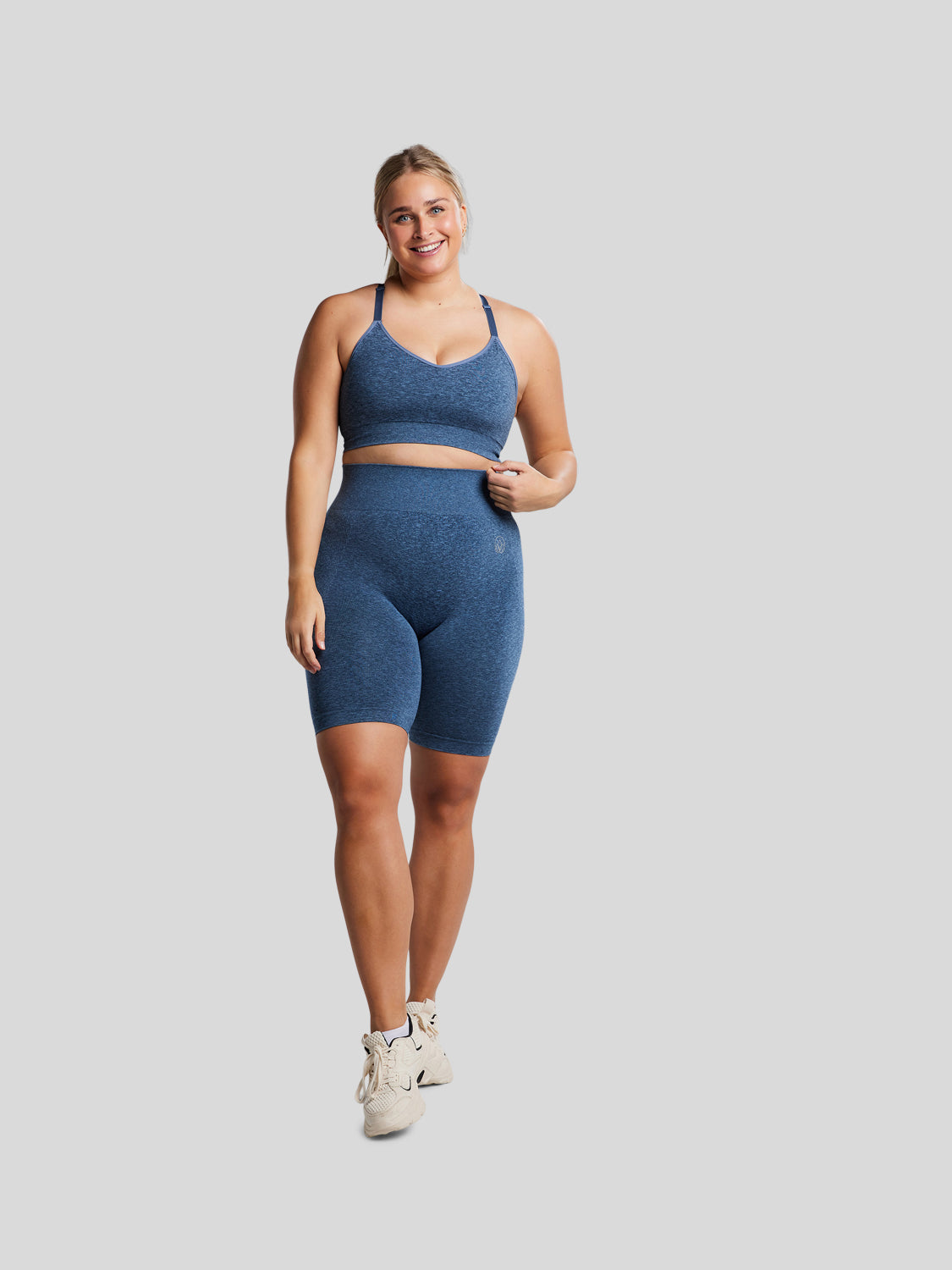 kvinde med seamless shorts og sports bh i farven blue melange