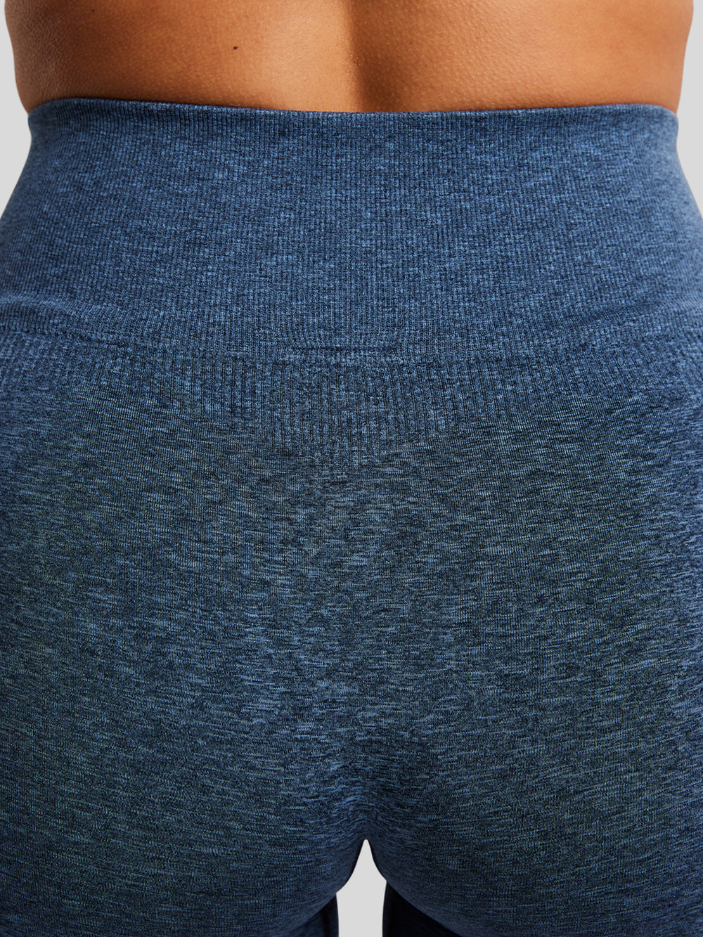 kvinde med seamless shorts bagfra af numsen