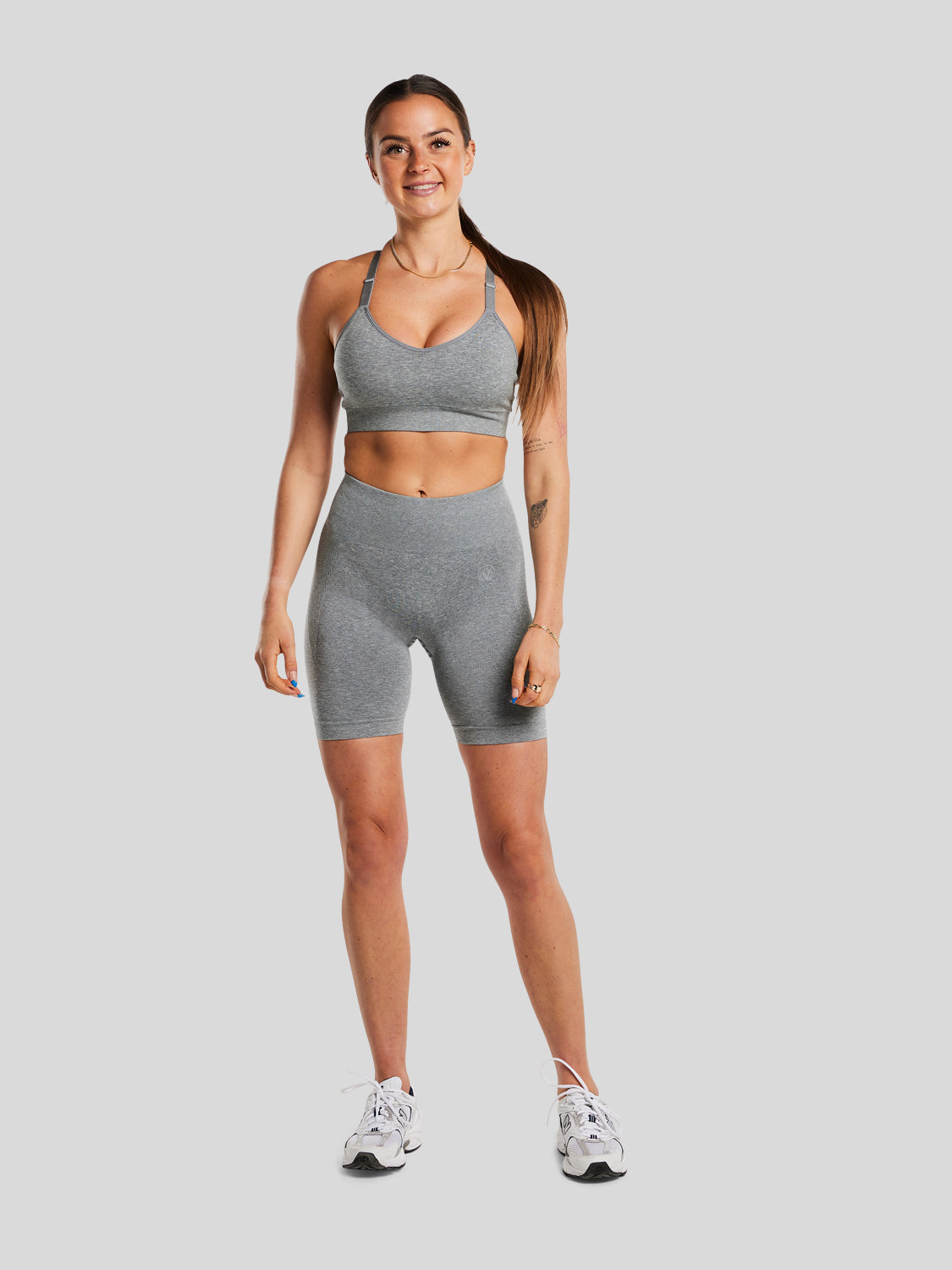 kvinde forfra med seamless shorts og seamless sports bh i grey melange