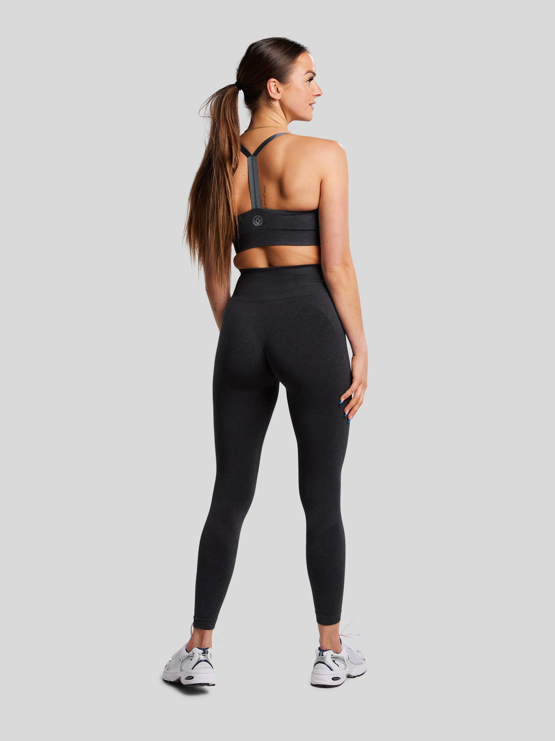 kvinde bagfra med seamless sports bh og seamless tights i farven black melange